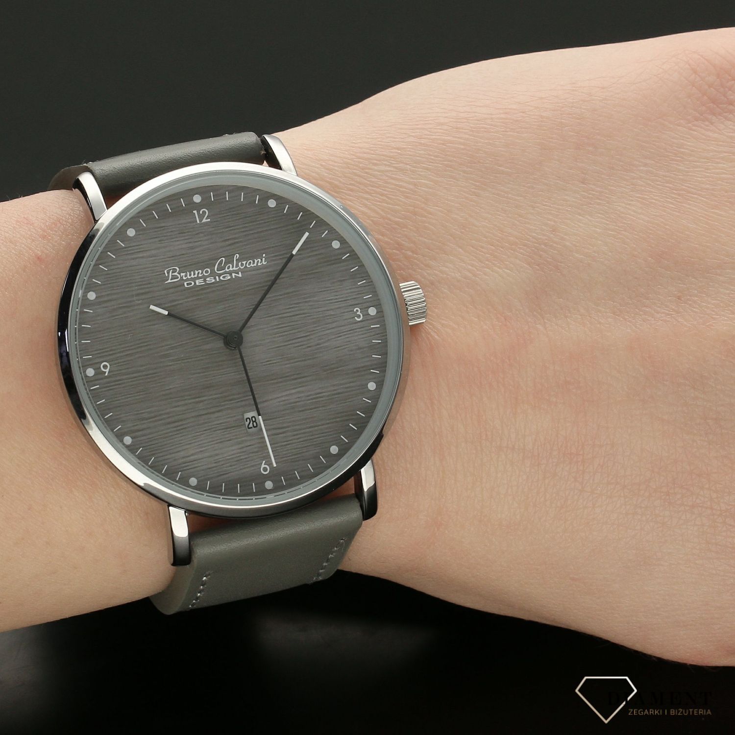 Zegarek męski BRUNO CALVANI BC90271 Szary pasek. Zegarek męski z szarym skórzanym paskiem. Zegarek męski w kolorze szarym z białymi indeksami i głównymi cyframi arabskimi. Wygodny datownik w formie popularnego okienka (2).jpg